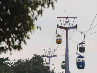 Pengunjung menaiki kereta gantung di Taman Mini Indonesia Indah (TMII) di Jakarta, Kamis (5/5/2022). Pengelola TMII membatasi jumlah pengunjung maksimal 15 ribu orang pada libur Lebaran karena kawasan tersebut masih dalam tahap revitalisasi untuk persiapan G20. (Liputan6.com/Herman Zakharia)