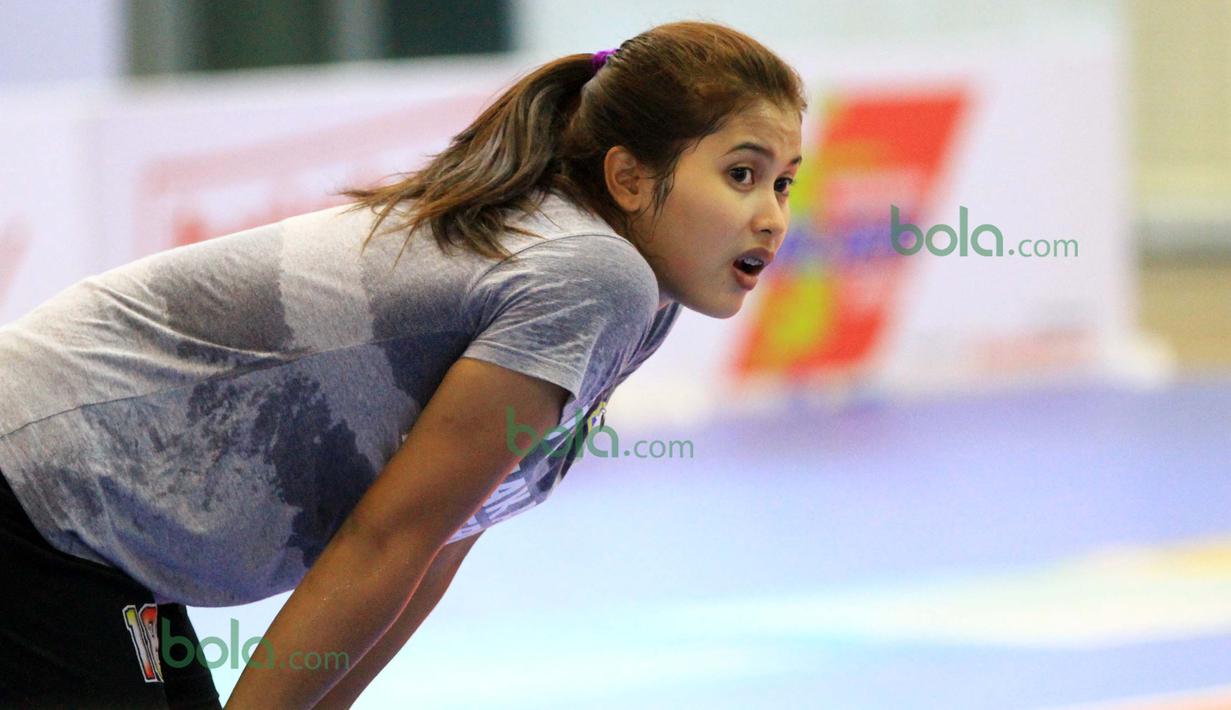 Dian Wijayanti beristirahat sejenak sebelum memulai latihan bersama Jakarta Elektrik PLN di Gor Ken Arok, Malang. (Bola.com/Nicklas Hanoatubun)
