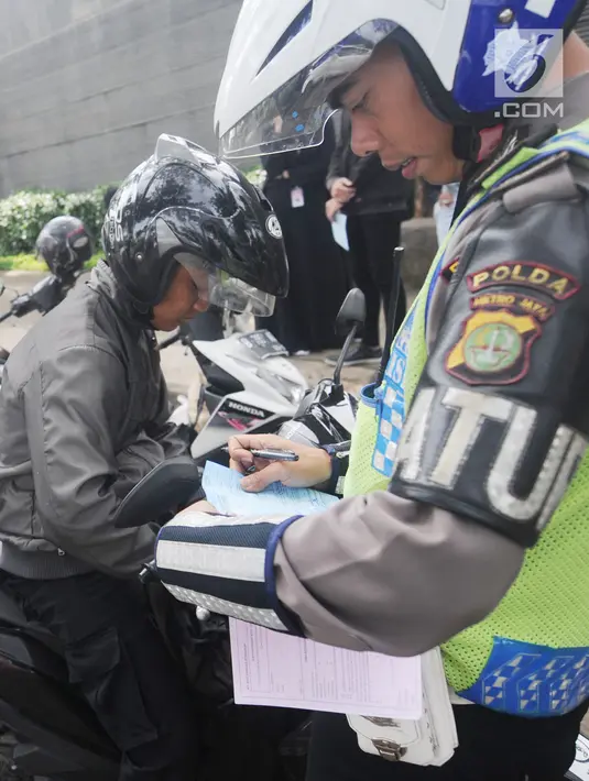 Anggota Satlantas Polres Tangerang Selatan memeriksa kelengkapan surat saat razia pajak kendaraan di Jalan BSD, Tangerang Selatan, Kamis (24/1). Razia ini untuk mendisiplinkan pengendara terhadap pembayaran pajak kendaran. (Merdeka.com/Arie Basuki)