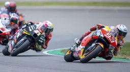 Pembalap Marc Marquez memimpin balapan MotoGP di Sirkuit Sachsenring, Hohenstein-Ernstthal, Jerman, Minggu (20/6/2021). Marc Marquez mempertegas status sebagai raja Sachsenring usai memenangkan MotoGP Jerman 2021. (Jens Buettner/dpa via AP)