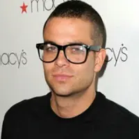 Mark Salling berpose dengan mengenakan kacamata dan kaus hitam. Saat sidang pornografi anak, Salling  mengatakan kepada hakim bahwa dia sedang menjalani pengobatan depresi. (Instagram/mark_salling)