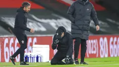 Juru taktik Southampton, Ralph Hasenhuttl, tak mampu menutupi kebahagian usai anak asuhnya mampu mengalahkan juara bertahan Liga Inggris, Liverpool. (AP Photo/Adam Davy,Pool)