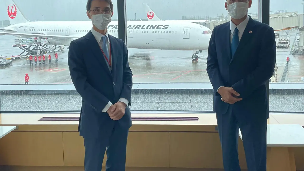 Wakil Kepala Perwakilan RI di Tokyo, Tri Purnajaya dan Direktur Second Southeast Division Kemlu Jepang Hajime Ueda melepas 1 juta dosis Vaksin AstraZeneca bantuan dari Jepang untuk Indonesia di Bandara Narita. (Photo credit: KBRI Tokyo)