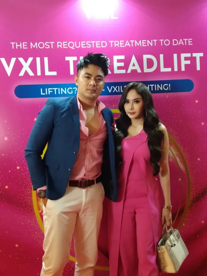 Guntur Triyoga bersama istri (Istimewa)