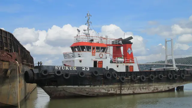 Polisi mengamankan kapal tongkang dan tugboat yang menabrak perahu nelayan di Muna, namun belum ada penetapan tersangka.(Liputan6.com/Ahmad Akbar Fua)