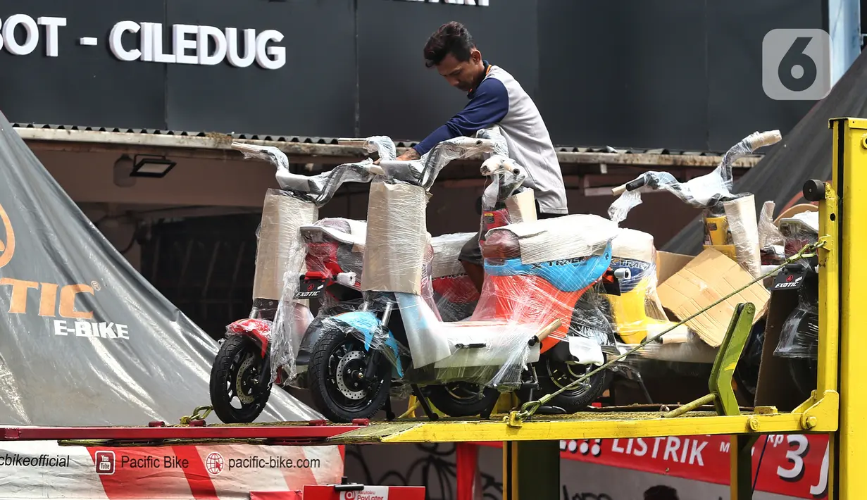 Asosiasi Sepeda Motor Listrik Indonesia (AISMOLI) mengungkapkan penjualan sepeda motor listrik di Indonesia telah mencapai 48 ribu unit. (Liputan6.com/Angga Yuniar)
