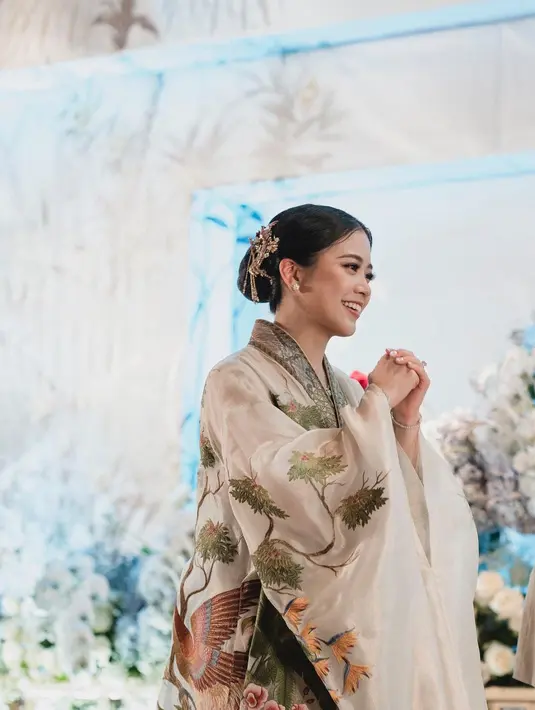 Tak kalah menarik untuk disimak penampilan Jessica Tanoesoedibjo dalam balutan cheongsam megah. Cheongsam transparan ini memiliki bordir motif burung dan pohon yang indah. Foto: Instagram.