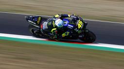 Pembalap Monster Energy Yamaha, Valentino Rossi, saat balapan MotoGP San Marino di Sirkuit Misano, Minggu (13/9/2020). (AP/Antonio Calanni)