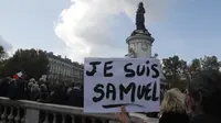 Orang-orang berkumpul di alun-alun Republique, satu dengan poter bertuliskan "Saya Samuel" untuk demonstrasi di Paris (18/10/2020). Samuel Paty dipenggal pada hari Jumat di Conflans-Sainte-Honorine oleh seorang pengungsi Chechnya. (AP Photo/Michel Euler)