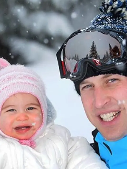 Kemiripan wajah Princess Charlotte begitu serupa dengan Pangeran William. Para netizen pun memiliki pendapat yang serupa. (viainstagram@keningstonroyal/Bintang.com)