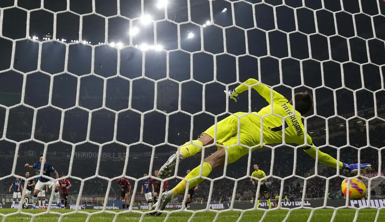 Namun kali ini, gol urung tercipta karena sepakan Lautaro Martinez bisa dihentikan Tatarusanu. (AP Photo/Antonio Calanni)
