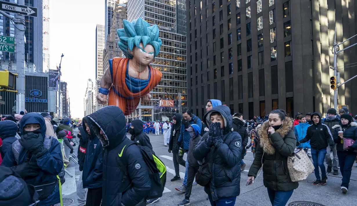 Balon Goku melayang di atas kawasan Sixth Avenue selama Parade Macy's Thanksgiving Day di New York, Kamis (22/11). Balon raksasa berbentuk ikon-ikon kartun terkenal menghiasi gelaran yang digelar untuk ke-92 tersebut. (Don EMMERT / AFP)