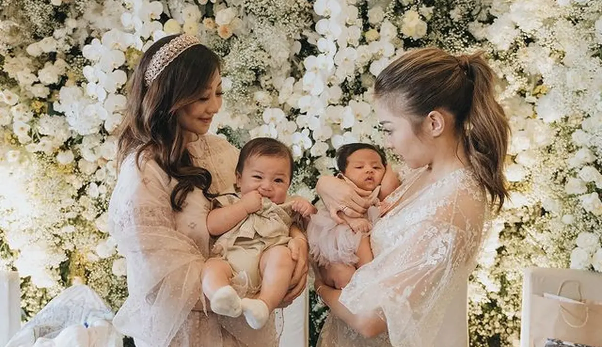 Sementara itu, Winona Willy juga tidak kalah memesona dengan kaftan dress berwarna senada. Winona Willy pun tampil feminin dengan curly wave dan bando berwarna senada (instagram/nikitawillyofficial94)