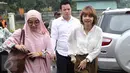 Prastiwi Dwiarti atau yang lebih dikenal sebagai Tiwi eks T2 mendatangi Pengadilan Agama Tigaraksa, Tangerang, usai sidang perceraiannya, Rabu (22/3). Tiwi datang setelah sidang keempat perceraiannya usai digelar. (Liputan6.com/Herman Zakharia)