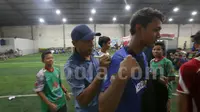 Pelatih Rahmad Darmawan hadir memberikan tanda tangan kepada fans di Kompleks Industri, Jatake, Tangerang, Sabtu (31/10/2015). (Bola.com / Nicklas Hanoatubun) 