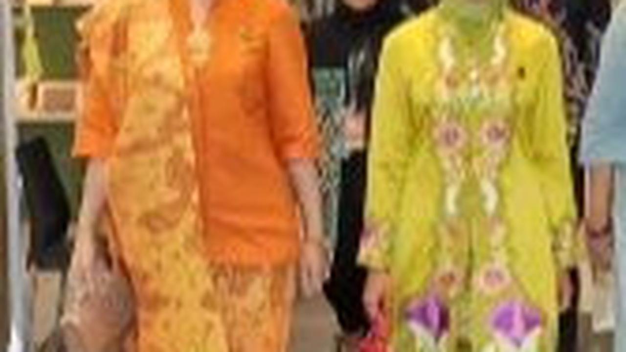 Pada kesempatan itu, Annisa tampil cantik mengenakan kebaya orange.