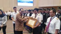 Menhub Budi Karya Sumadi memberikan apresiasi kepada awak pesawat Batik Air berpartisipasi dalam proses evakuasi 254 Warga Negara Indonesia (WNI) dari Wuhan. (Atika/Liputan6.com)