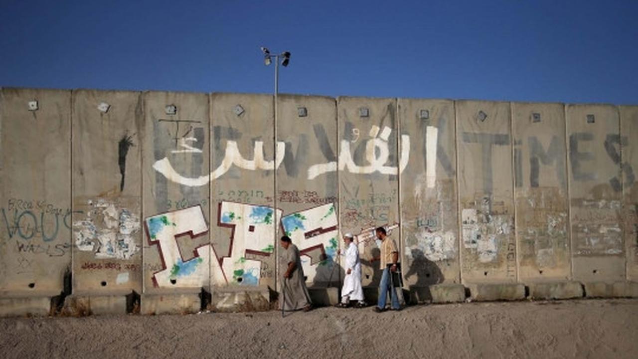 Perjuangan pria Palestina panjat tembok demi Jumatan di Al-Aqsa