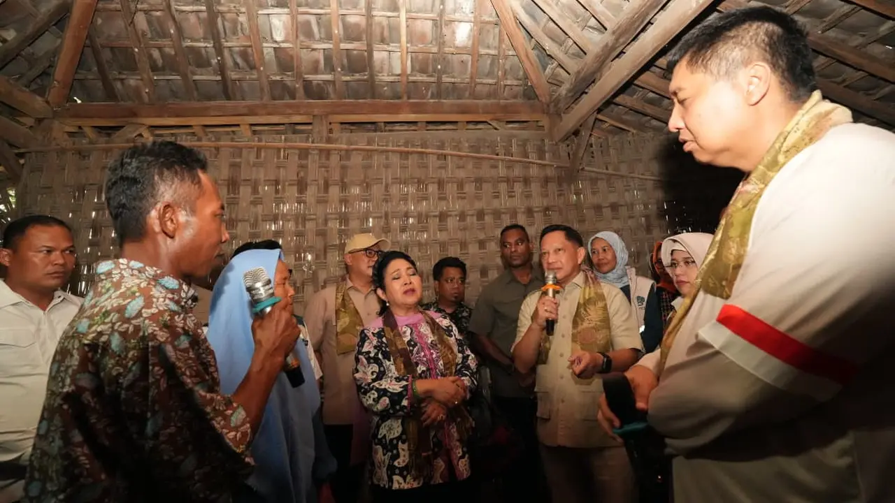 Mendagri dan Menteri Ara tinjau langsung penerima program Bantuan Stimulan Perumahan Swadaya (Foto: Istimewa)