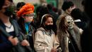 Orang-orang dengan kostum berjalan menyeberangi persimpangan jalan yang terkenal saat perayaan Halloween di distrik hiburan Shibuya, Tokyo, Jepang, 31 Oktober 2022. (AP Photo/Hiro Komae)