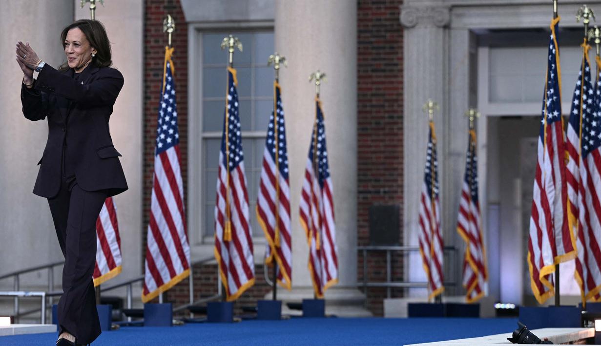 Rabu (6/11) sore waktu setempat atau Kamis (7/11) dini hari WIB di Universitas Howard, Kamala Harris akhirnya menyampaikan pidato menanggapai hasil penghitungan cepat terkait Pemilihan Presiden (Pilpres) Amerika Serikat (AS) 2024. (Brendan SMIALOWSKI/AFP)