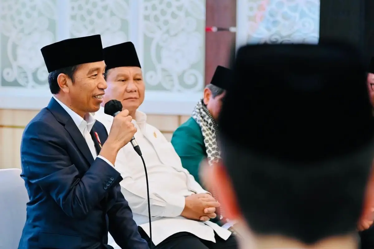 Menhan Prabowo Subianto mendampingi Presiden Joko Widodo atau Jokowi saat berdialog dengan sejumlah tokoh agama dan tokoh adat Kalimantan Selatan di Kabupaten Tabalong