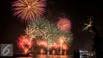 Kembang api menghiasi perayaan malam pergantian tahun di Pantai Lagoon, Ancol, Jakarta (1/1). Warga ibukota memadati kawasan Ancol sebagai pusat perayaan malam pergantian tahun baru dengan menikmati atraksi kembang api. (Liputan6.com/Gempur M. Surya)