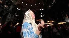 Hampir dua pekan, mantan istri Mike Lewis ini menikmati momen liburan bersama putranya di Turki. Rehat sejenak dari kasus hak warisnya yang dikuasai orang lain. Tamara pun terlihat mencuri perhatian dengan berbagai gayanya saat di Turki. Aktris yang kini sudah berusia 47 tahun ini pun malah semakin menawan di usianya yang semakin bertambah. (Liputan6.com/IG/@tamarableszynskiofficial)
