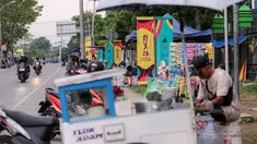 Sejumlah spanduk Piala Dunia U-17 2023 terlihat di jalan sekitar Stadion Si Jalak Harupat di Kutawaringin, Kabupaten Bandung, Jawa Barat pada Sabtu (21/10/2023) WIB. (Bola.com/Bagaskara Lazuardi)