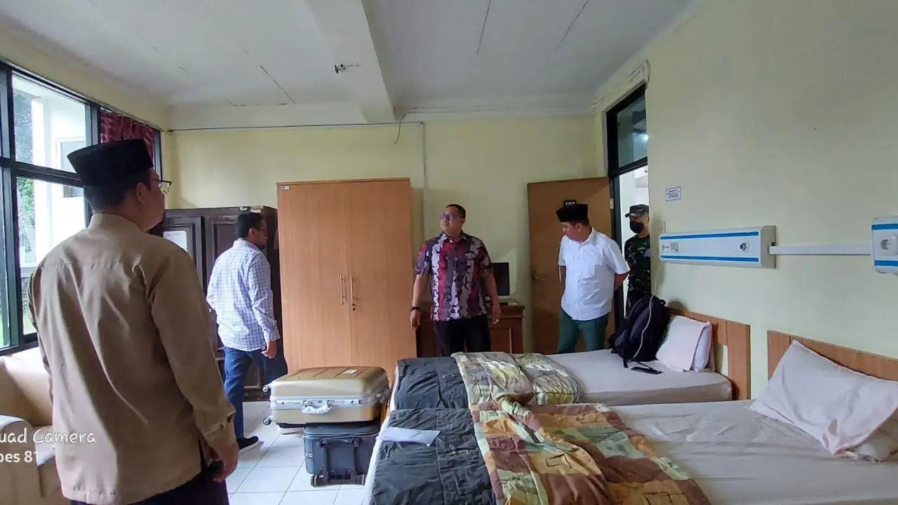 Kemenag melakukan melakukan pengecekan kamar dan fasilitas asrama haji Pondok Gede. (Foto: Tim Dokumentasi dan Humas Kementerian Agama)