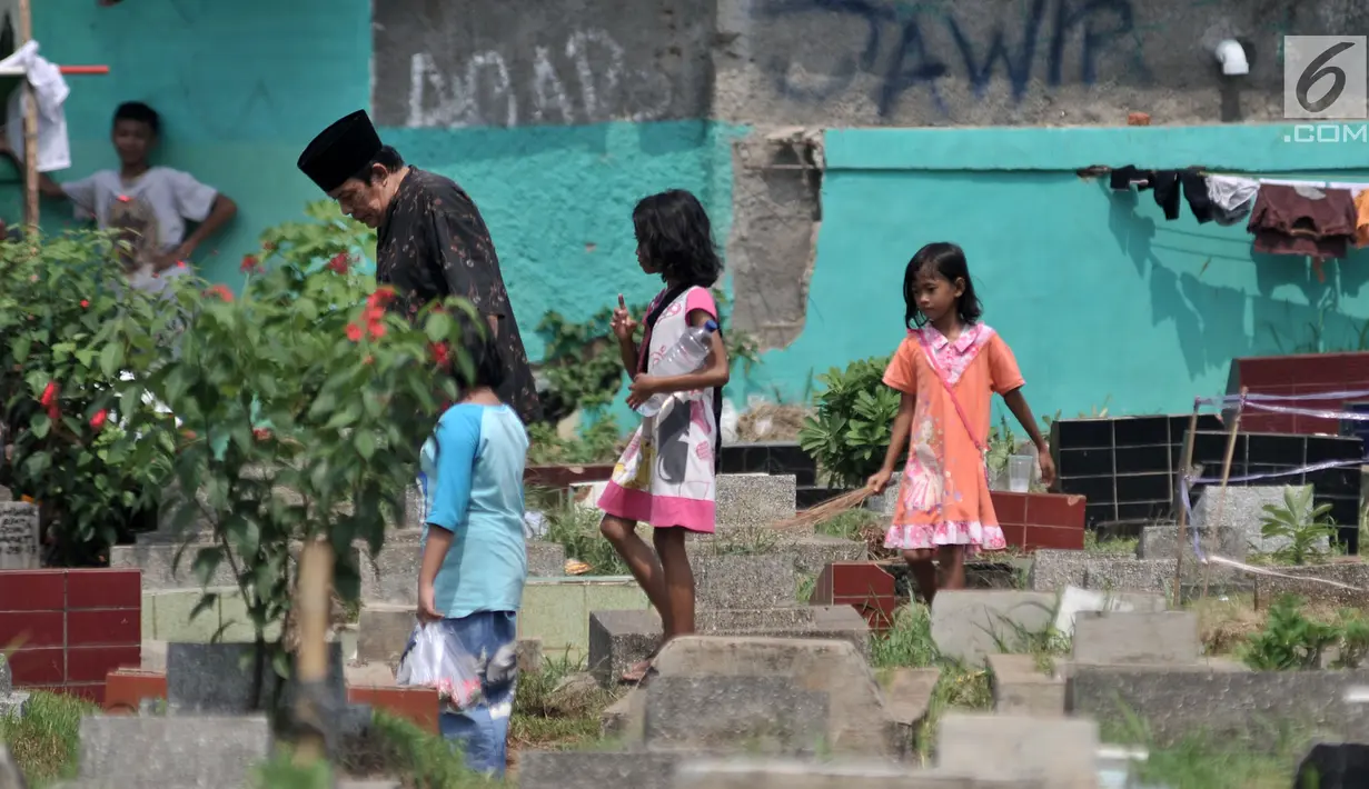 Sejumlah anak mengikuti peziarah saat menawarkan jasa membersihkan makam atau 'Ngoret' di TPU Cipinang Baru, Jakarta, Minggu (5/5). Tradisi ziarah makam atau nyekar membawa berkah rezeki bagi anak-anak yang menawarkan jasa Ngoret. (merdeka.com/Iqbal S. Nugroho)