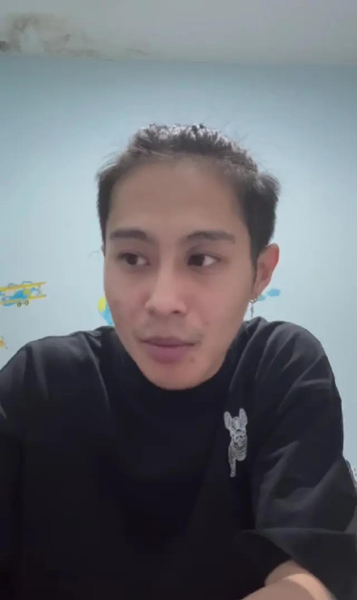 Gaya Rambut DJ Panda dengan Potongan Man Bun Undercut yang Jadi Ciri Khas