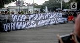 Anggota Jaringan Solidaritas Korban untuk Keadilan (JSKK) melakukan Aksi Kamisan ke-755 di seberang Istana Merdeka, Jakarta, Kamis (1/12/2022). Dalam aksinya mereka meminta Presiden Joko Widodo memperhatikan pasal bermasalah pada draf Rancangan Kitab Undang-Undang Hukum Pidana (RKUHP) yang telah mendapat persetujuan tingkat pertama oleh Komisi III DPR dan pemerintah. (Liputan6.com/Faizal Fanani)