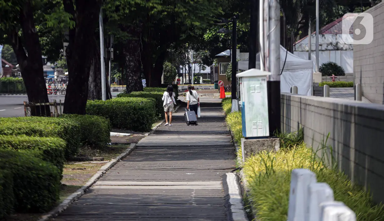 Pembukaan trotoar di depan Kedubes AS ini dilakukan pada Jumat (9/6) pukul 22.00 WIB. MCB diangkut oleh Dinas Bina Marga, Dinas Perhubungan, dan Satpol PP DKI Jakarta. Kegiatan tersebut juga disaksikan oleh jajaran Kemlu RI dan Kedubes AS. (Liputan6.com/Faizal Fanani)