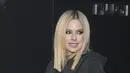 Avril Lavigne berpose untuk fotografer setibanya di Mugler x Hunter Schafer Party  di Paris, Selasa, 7 Maret 2023. Avril Lavigne dan Tyga mulai pamer hubungan asmara mereka saat berkunjung ke acara Paris Fashion Week. (Scott Garfitt/Invision/AP)