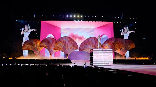 Taylor Swift Tampil Memukau Saat Awali The Eras Tour di State Farm Stadium