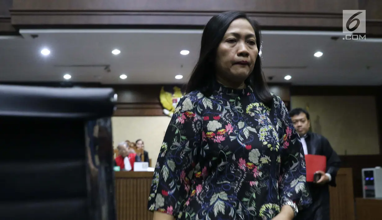 Direktur Keuangan PT Inersia Ampak Engineer (IAE), M Indung Andriani usai menjalani sidang pembacaan putusan sela di Pengadilan Tipikor, Jakarta, Rabu (11/9/2019). Sebelumnya, M Indung Andriani didakwa menjadi perantara suap Bowo Sidik Pangarso. (Liputan6.com/Helmi Fithriansyah)