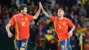 Striker Spanyol, Paco Alcacer (kanan) berselebrasi dengan rekannya Marcos Alonso usai mencetak gol ke gawang Inggris pada pertandingan  Grup 4 UEFA Nations League 2018 di stadion Benito Villamarin, Sevilla (15/10). (AFP Photo/Cristina Quicler)