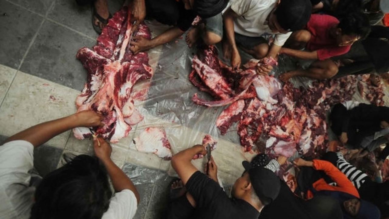 Antusiasme warga berebut daging kurban di DPP LDII