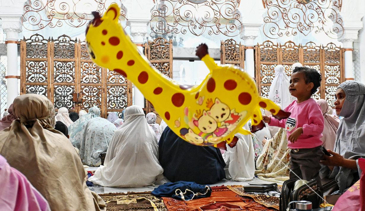 Pengurus Masjid Raya Baiturrahman menggelar sholat tarawih berjemaah setelah pemerintah mengumumkan 1 Ramadhan 1444 Hijriah jatuh pada 23 Maret 2023. (CHAIDEER MAHYUDDIN/AFP)