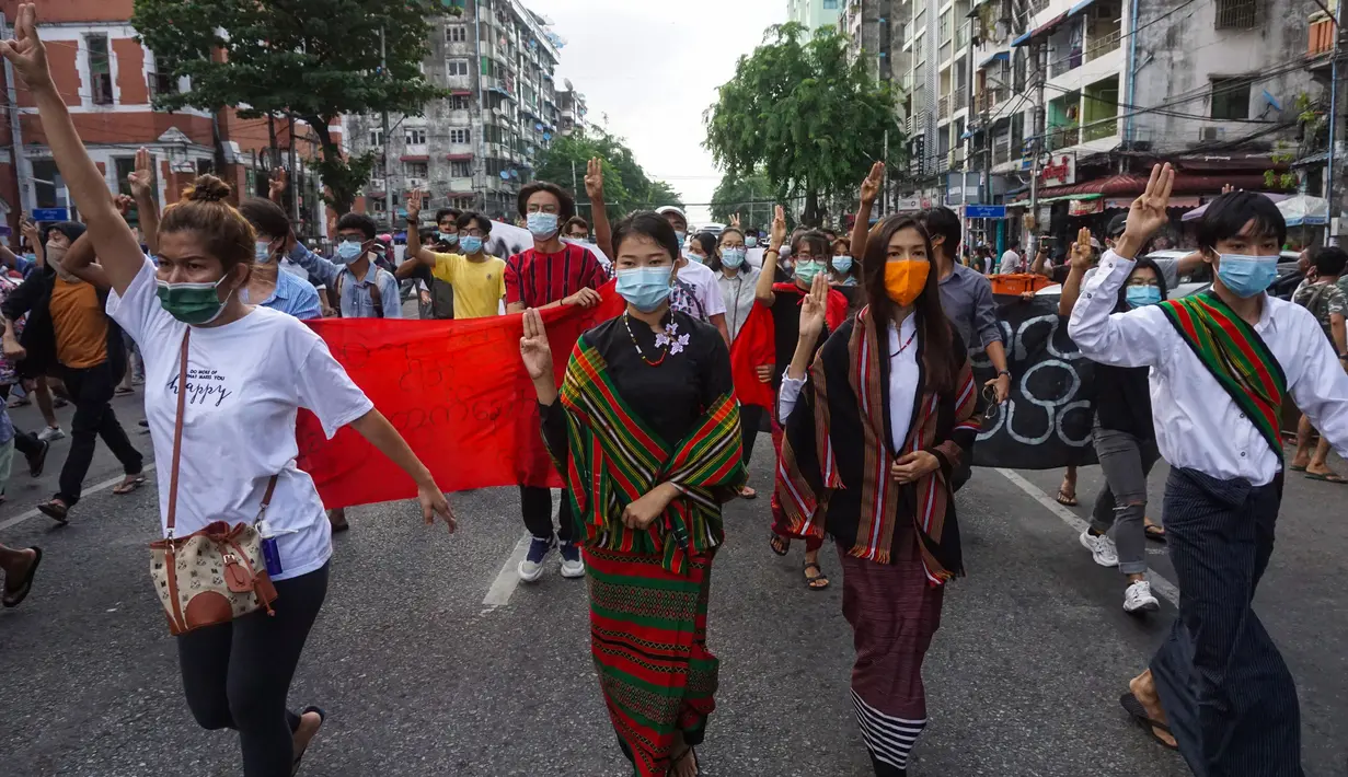 Pengunjuk rasa memberi hormat tiga jari selama demonstrasi menentang kudeta militer di Yangon (3/6/2021). Demonstran pro-demokrasi turun ke jalan di kota-kota di Myanmar untuk mengecam militer, menandai empat bulan sejak menggulingkan pemerintah terpilih. (AFP/STR)
