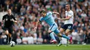 Penyerang Manchester City, Sergio Aguero (tengah) berusaha melewati gelandang Nabil Bentaleb di Laga Liga Premier Inggris di Stadion White Hart Lane, Minggu (3/5/2015). Manchester City menang 1-0 atas Tottenham Hotspur. (Reuters/Andrew Couldridge)