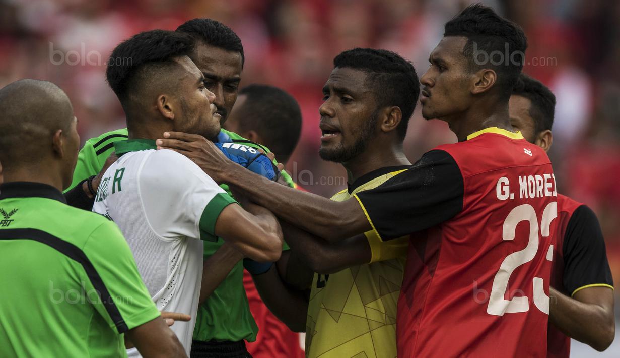 5. Gelandang Timnas Indonesia, Saddil Ramdani, dicekik oleh pemain Timor Leste saat terjadi keributan akibat insiden Evan Dimas. (Bola.com/Vitalis Yogi Trisna)