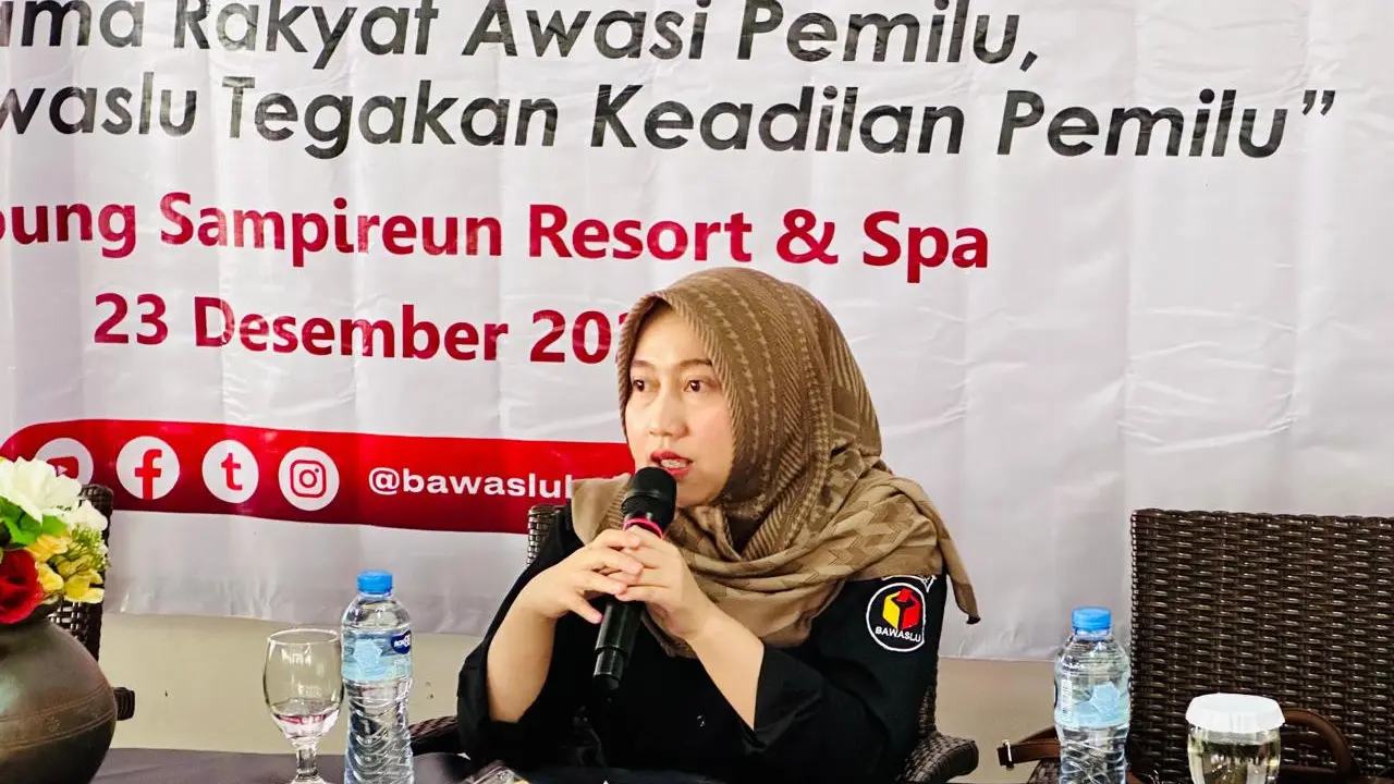 Badan Pengawas Pemilihan Umum (Bawaslu) Kabupaten Garut, Jawa Barat, menerjunkan tim khusus (Timsus), untuk mengawasi kegiatan kampanye terbuka Pilkada Garut 2024, melalui media sosial (medsos). (Liputan6.com/Jayadi Supriadin)