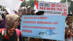 Petani berorasi saat unjuk rasa di depan Istana Negara, Jakarta, Kamis (11/12). Mereka menuntut pemerintah menghentikan kriminalisasi pejuang lingkungan hidup sebagai bentuk implementasi Pasal 66 UU Nomor 32/20. (Liputan6.com/Immanuel Antonius)