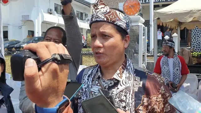 Divisi Sosialisasi, Pendidikan Pemilih dan Partisipasi Masyarakat, KPU Provinsi Jawa Barat, Hedi Ardia saat diwawancara soal putusan seleksi ulang anggota komisioner di Jabar tiga (Liputan6.com/Fira Syahrin).