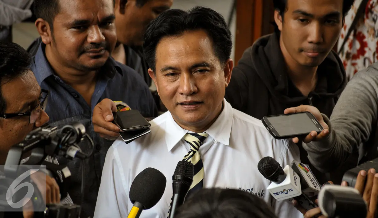 Yusril Ihza Mahendra memberikan keterangan pers usai menghadiri sidang putusan praperadilan di Pengadilan Negeri Jaksel, Selasa (4/8/2015). Hakim mengabulkan gugatan praperadilan yang diajukan Dahlan Iskan. (Liputan6.com/Yoppy Renato)