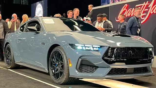 Ford Mustang 2024 produksi pertama laku dengan harga Rp7,4 miliar