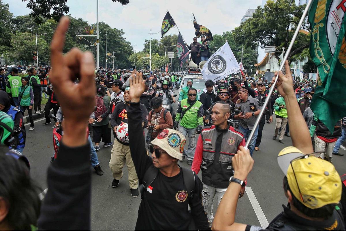 Demo ojol di Patung Kuda