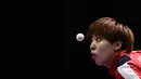 Atlet tenis meja putri Singapura, Zhou Yihan berusaha mengembalikan bola saat berhadapan dengan rekan senegaranya Feng Tian Wei pada SEA Games 2017 di Kuala Lumpur, Malaysia, Jumat, (22/8). (AFP Photo/Mohd Rasfan)